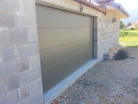 Pose d'une porte de garage motorisé à La Tour-du-Pin