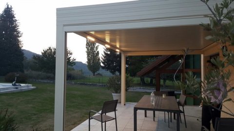 Pose et installation de pergola alu bioclimatique sur mesure avec store et led à Yenne