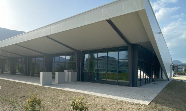 Installation de menuiseries et d'un mur-rideau au Bourget-du-Lac