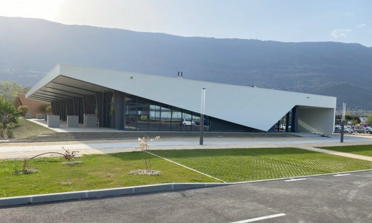 Installation de menuiseries et d'un mur-rideau au Bourget-du-Lac