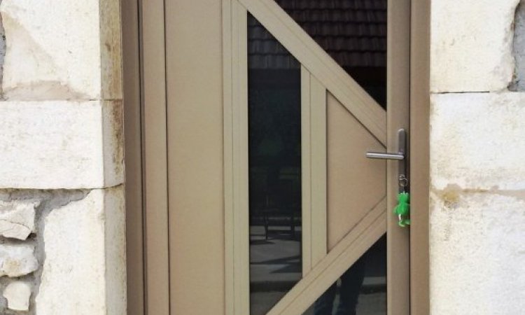 Installation de portes d'entrée à Pont de Beauvoisin